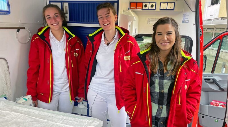 Anna darf heute mit Tierärztin Julia (Mitte) und Tierarztassistentin Viola im Tierrettungswagen zu den Einsätzen fahren. Weiteres Bildmaterial finden Sie unter www.br-foto.de. – Bild: BR/​Text und Bild Medienproduktion GmbH & Co. KG/​Gerrit Mannes