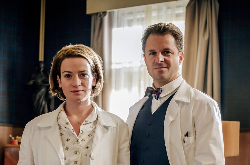 ARD CHARITÉ III. Staffel mit (6 neuen Folgen), Folge 2 „Blutsauger“. Dr. Ella Wendt (Nina Gummich, l.) bekommt Zugriff auf die Blutbank von Prof. Dr. Otto Prokop (Philipp Hochmair, r.). – Bild: ARD
