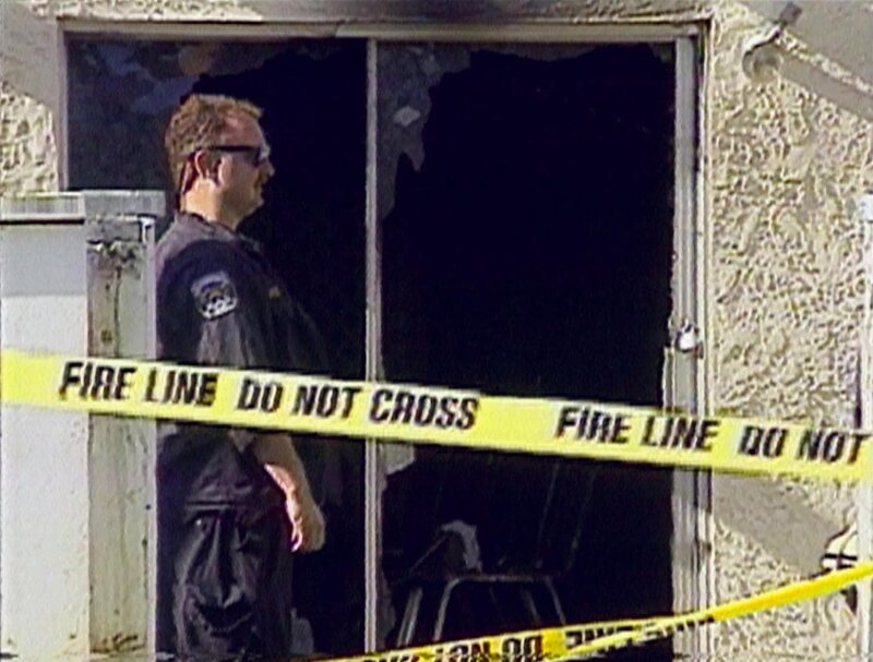 Die Ermittler sperren den Tatort ab. Werden sie Hinweise auf den Mörder des homosexuellen Paares finden? – Bild: RTL NITRO