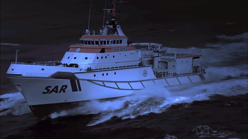 Seenotrettungskreuzer HERMANN MARWEDE auf dem Weg ins Suchgebiet. – Bild: NDR/​Kinescope Film