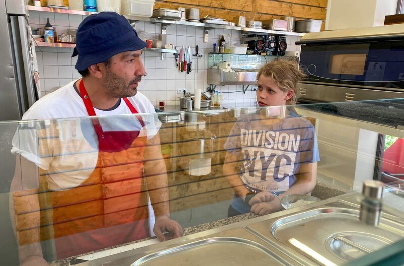Es gibt ihn an fast jeder Ecke – den Döner. Daher führt die heutige Spurensuche Elisabeth u. a. in eine Döner-Drehspießfabrik. Nhung ermittelt mit Koch Felix Denzer, ob es auch fleischlose Alternativen zum Nachmachen gibt und Ole widmet sich mit Viktoria Ganß den chemischen Fragen rund um Hefe und Gemüse. Ein spannender Fall! – Ole lernt von Tarik Kara, wie man Dönersoße herstellt. – Bild: rbb/​André Schmidtke