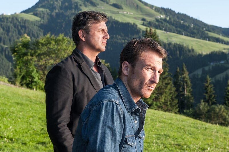 In einem Gespräch mit seinem Bruder Hans (Heiko Ruprecht, r.) stellt Martin Gruber (Hans Sigl, l.) klar: Wenn Anne Meierling bleibt, wird er nicht wieder auf dem Gruberhof einziehen! – Bild: ZDF /​ Stefanie Leo