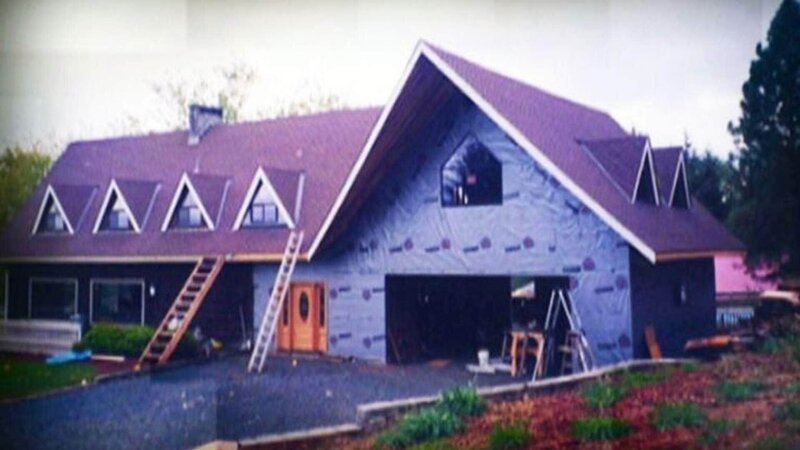 Während Umbau- und Sanierungsmaßnahmen brennt im US-Bundesstaat Oregon ein Landhaus bis auf die Grundmauern ab. – Bild: TVNOW