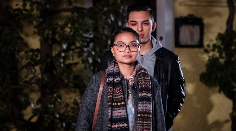 Leon (Joel Akgün) will sich bei Lien (Nui Nguyen) für das Geschehene entschuldigen. Weiteres Bildmaterial finden Sie unter www.br-foto.de. – Bild: BR/​Lena Semmelroggen