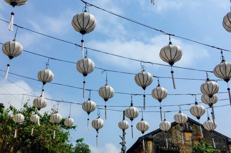 Lampions über einer Straße in Da Nang, Vietnam. – Bild: BR/​Deborah Stöckle/​Bewegte Zeiten GmbH