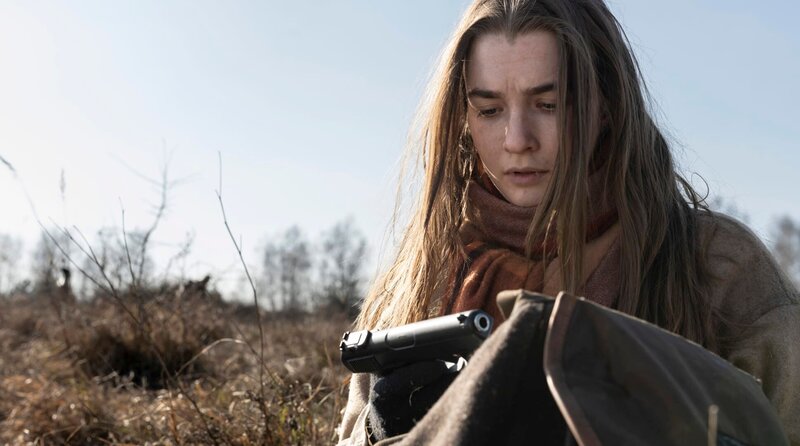 Trotz ihrer Angst versucht Laura (Amaryllis August), mit einem Menschenschmuggler ins Geschäft zu kommen. – Bild: Zentropa Entertainments/​StudioCanal/​CANAL+/​TV 2/​ARD Degeto Film/​Julia Vrabelová