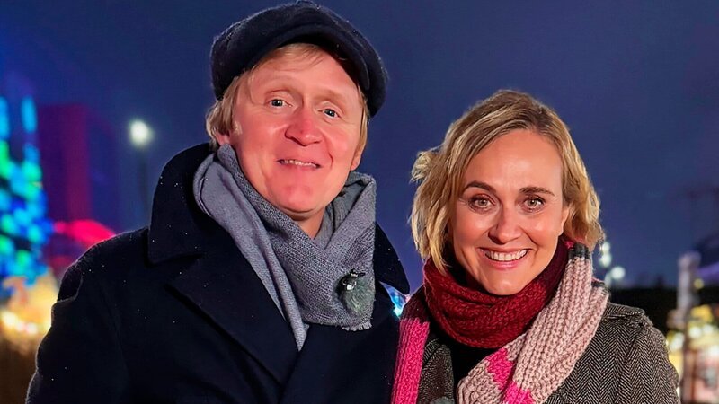 Guten Abend, meine Damen und Herren, willkommen zur Kurzstrecke. Hamburg. Die ehemalige Tagesschau-Sprecherin Caren Miosga traf gegen 14 Uhr auf den Humoristen Pierre M. Krause. – Bild: 3sat