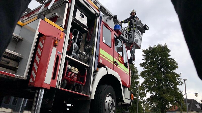 Ein Feuerwehrmann auf einem Feuerwehrkran – Bild: DMAX