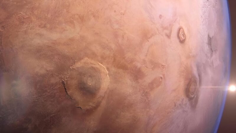Michael Lye von der Rhode Island School of Design auf Hawaii mit seinem Mars-Raumanzug.; Die Planeten-Wissenschaftlerin Dr. Meg Schwamb vor dem Gemini Observatory auf dem Vulkan Mauna Kea auf Hawaii.; Das Observatorium auf dem Vulkan Mauna Kea auf Hawaii bei Sonnenuntergang.; Computergrafik des teilweise vom Sonnenlicht erhellten Planeten Mars.; Computergrafik der Marsoberfläche mit dem Vulkan „Olympus Mons“ auf Grundlage einer Satellitenaufname. – Bild: Unknown