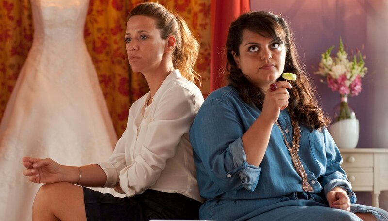 Rosa (Alexandra Neldel) berichtet Meral (Sara Fazilat, rechts) über Anjas Reaktion. – Bild: ARD Degeto/​Britta Krehl