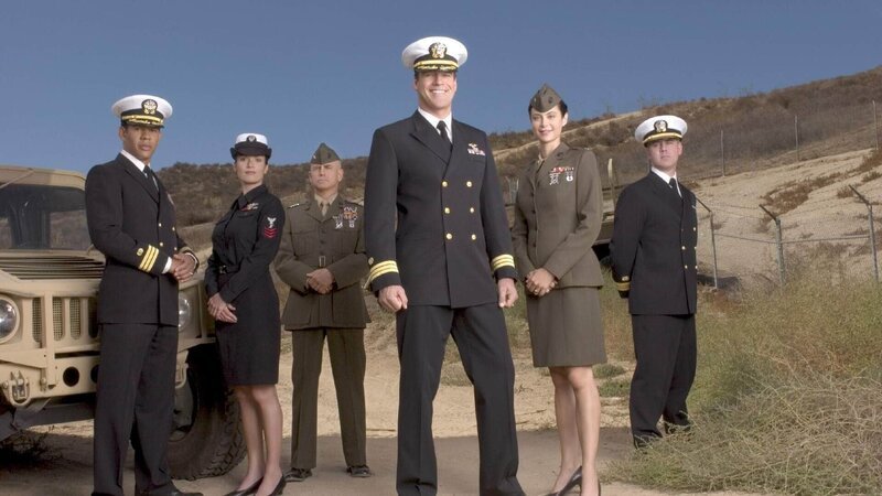 V.l.: Sturgis Turner (Scott Lawrence), Lt. Loren Singer (Nanci Chambers), Maj. Gen. Gordon ‚Biff‘ Cresswell (David Andrews), Harmon Rabb, Jr. (David James Elliott), Sarah MacKenzie (Catherine Bell), Bud Roberts, Jr. (Patrick Labyorteaux) – Bild: RTL /​ 2018 CBS Studios Inc.