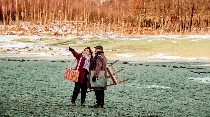 Monika Vogl (Christine Reimer) und Maler Osswald (Nikolaus Frei). – Bild: BR/​Nadya Jakobs