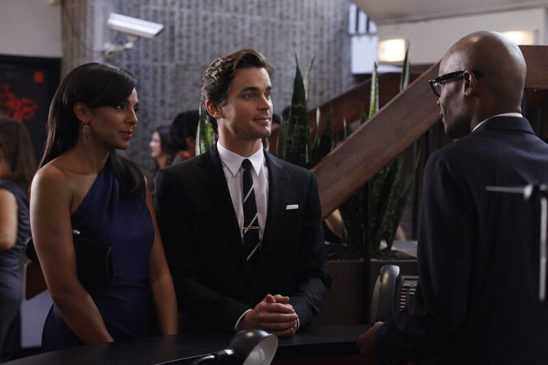 L-R: Diana Berrigan (Marsha Thomason), Neal Caffrey (Matthew Bomer) und der Manager (Darien Sills-Evans) – Bild: WILL HART /​ Will Hart/​USA Network /​ Episodic /​ © USA Network