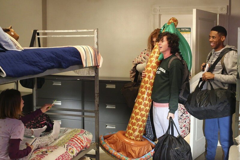Sue (Eden Sher, l.) erhält überraschend Besuch von Axl (Charlie McDermott, 2.v.r.) und Hutch (Alphonso McAuley, r.) … – Bild: Warner Bros.