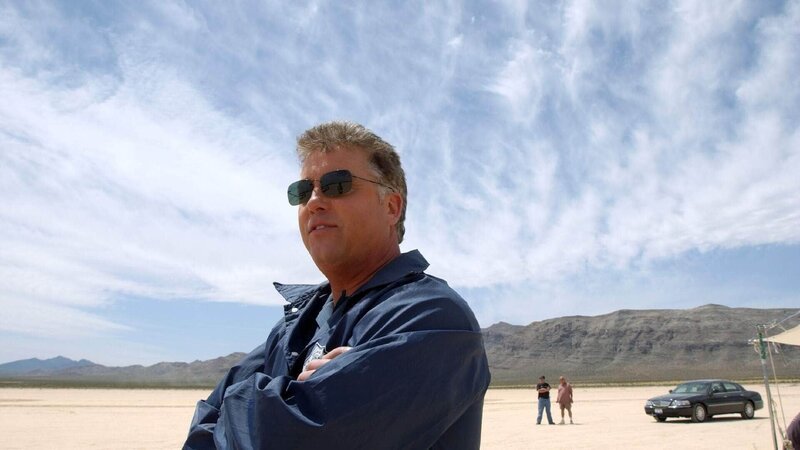 Grissom (William Petersen) wird mit seinem Team in die Wüste gerufen, da dort die drei Leichen der Bankräuber gefunden wurden. – Bild: Foto: TVNOW / CBS Grissom (William Petersen) wird mit seinem Team in die Wüste gerufen, da dort die drei Leichen der Bankräuber gefunden wurden. – Bild: Foto: TVNOW / CBS