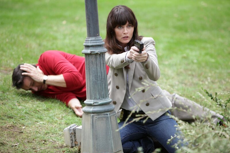 Während der Ermittlungen geraten Teresa (Robin Tunney, r.) und Walter Mashburn (Currie Graham, l.) in große Gefahr … – Bild: Warner Bros. Television Lizenzbild frei