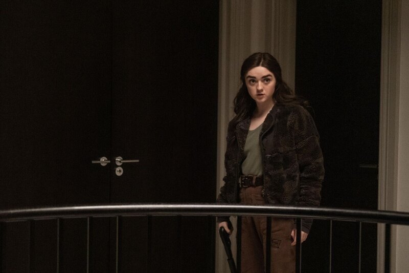 Kim (Maisie Williams) hat sich Zugang zum Haus des Gangsters verschaffen können und will nun Rache für den Mord an ihrem Vater. Dabei macht sie eine überraschende Entdeckung. – Bild: Sky UK Ltd