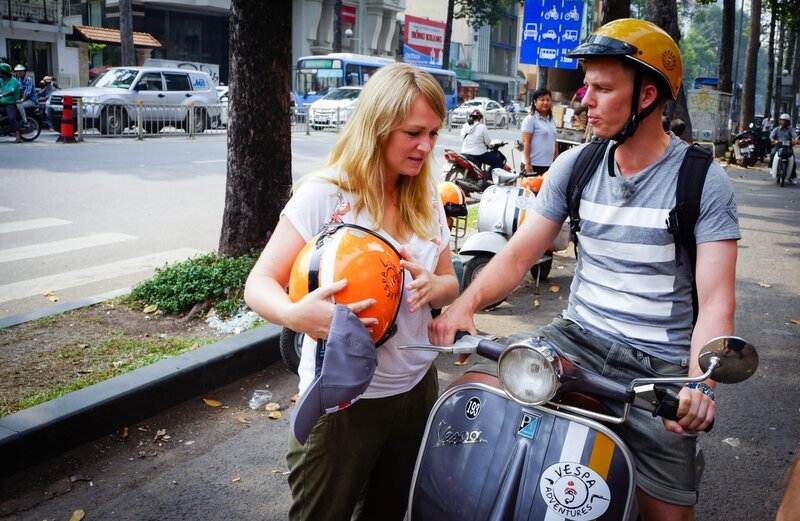 Entertainment-Managerin Cori erkundet an ihrem Geburtstag gemeinsam mit ihrem Kollegen Moritz Ho-Chi-Minh-Stadt/​Saigon in Vietnam. Sie entscheiden sich für das typische Verkehrsmittel der Stadt, den Motorrolle/​ Scooter. – Bild: Bewegte Zeiten Filmproduktion GmbH/​BR/​Deborah Stöckle