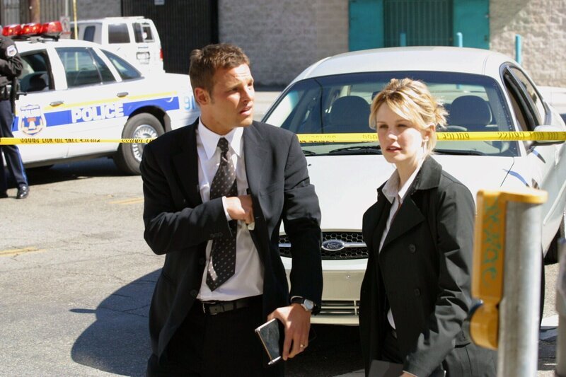 Dem Mörder auf der Spur: Chris Lassing (Justin Chambers, l.) und Det. Lilly Rush (Kathryn Morris, r.) Ermittlungen sehr gut voran. – Bild: Warner Bros. Television Lizenzbild frei