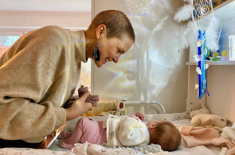 „Der Krebs ist zurück, ich bin schwanger und kämpfe dieses Mal nicht allein“, postet Katrin auf Social Media. Sie hat Krebs und erwartet ein Baby. Wie soll das gehen, Schwangerschaft und Chemotherapie? Mit unglaublicher Kraft begegnet Katrin allen Höhen und Tiefen – immer dabei ihr Mann Quentin. Das Baby ist ihr persönliches Wunder. Ein Film über eine starke Frau, die für zwei Leben kämpft. – Für Katrin ist es immer noch schwer zu fassen: Emma ist ein kerngesundes kleines Mädchen. – Bild: mdr/​rbb/​Britta Thein/​Andrea Wiehager-Philippi