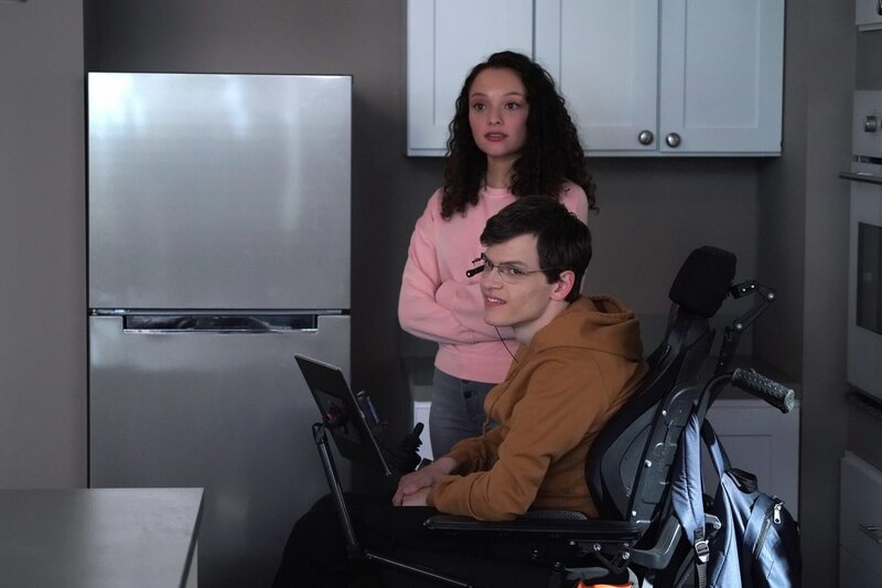 Izzy (Kayla Maisonet, l.); JJ DiMeo (Micah Fowler, r.) – Bild: 2018–2019 American Broadcasting Companies. All rights reserved. Lizenzbild frei
