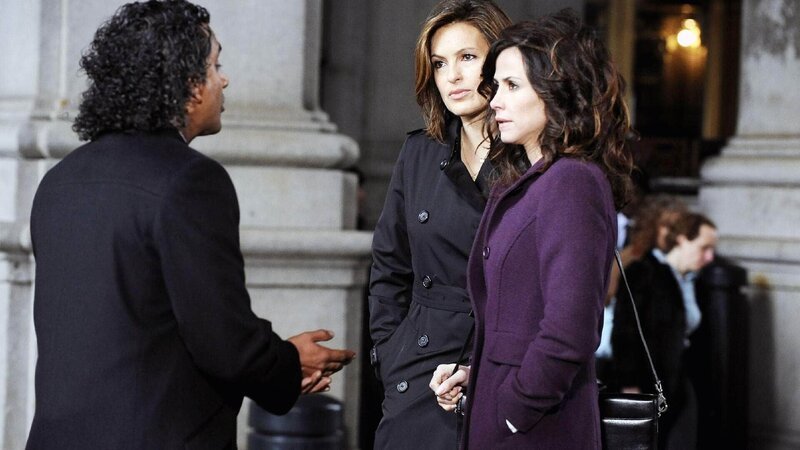 Detective Olivia Benson (Mariska Hargitay, M.), Rechtsanwältin Camilla (Valerie Cruz) und Detective Ash Ramsey (Naveen Andrews) ermitteln in dem Mordfall eines reichen Ehepaares, das bekannt für ihre großzügigen Spenden war. – Bild: TVNOW /​ NBC Universal