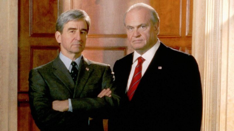 Die Bezirksstaatsanwälte Jack McCoy (Sam Waterston, li.) und Arthur Branch (Fred Dalton Thompson) sind verschiedener Meinung über die Todesstrafe. In dem konkreten Fall beweist McCoy durch seine Hartnäckigkeit die Unschuld von drei vermeintlichen Mördern, für die Branch die Todesstrafe fordern wollte. – Bild: © Foto: RTL/​NBC Universal