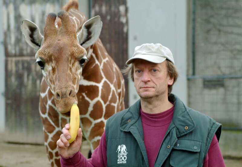 Die Giraffe Sylvester und ihr Pfleger Ferdinand Heinemann. – Bild: BR/​WDR/​Melanie Grande