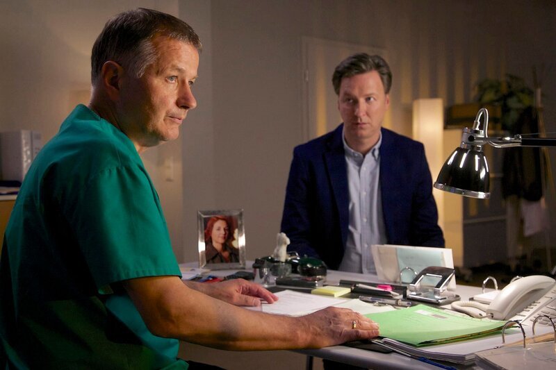 Dr. Roland Heilmann (Thomas Rühmann, links) empfiehlt Wolfgang Gebert (Martin Armknecht) sich psychologische Hilfe zu suchen und hofft, seine Familie endgültig von diesem Stalker zu befreien. – Bild: MDR/​Rudolf Wernicke