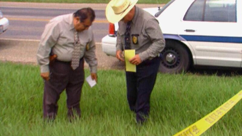 Im Sommer 1986 wird die Leiche von Kathleen Lipscomb an einer staubigen Straße außerhalb von San Antonio gefunden. Am Fundort sucht die Polizei nach weiteren Spuren. – Bild: RTL