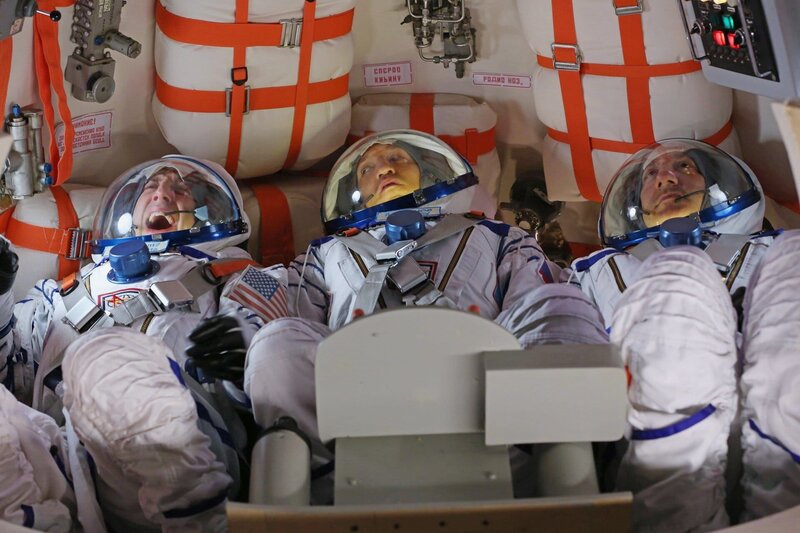 Als Sheldon eine Assistentin einstellt, fühlt sich Amy von ihr bedroht. Währenddessen werden Howards Nerven im Weltraum sehr strapaziert. – Bild: Warner Bros. Television