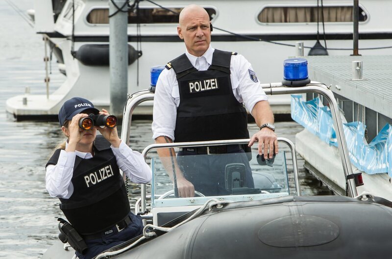 Paula Sprenger (Sarina Radomski, l.) und Wolf Malletzke (Christoph Grunert, r.) halten Ausschau nach dem ausgesetzten Baby. – Bild: ARD/​Daniela Incoronato