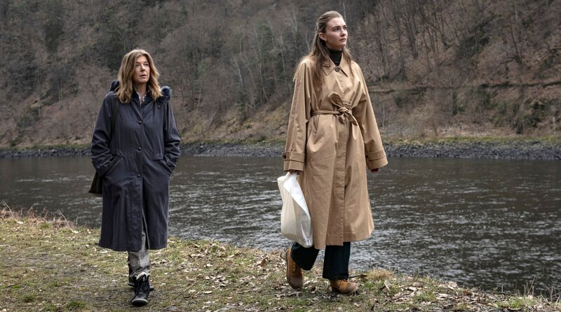 Im Gegensatz zu Laura (Amaryllis August, re.) gefällt es Fanny (Paprika Steen, li.) in Bukarest. – Bild: Zentropa Entertainments/​StudioCanal/​CANAL+/​TV 2/​ARD Degeto Film/​Julia Vrabelová