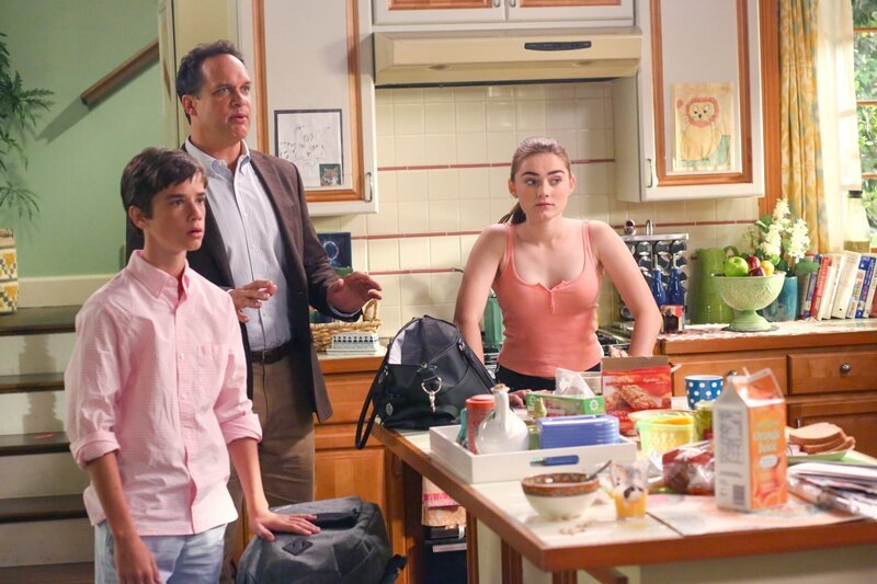 (v.l.n.r.) Oliver (Daniel DiMaggio); Greg (Diedrich Bader); Taylor (Meg Donnelly) – Bild: ORF/​Disney/​ABC/​Michael Ansell