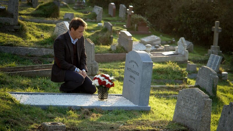 Sean (Jan Josniok) hat bei einem Autounfall seine Frau und Mutter seiner Kinder verloren. – Bild: Romance TV