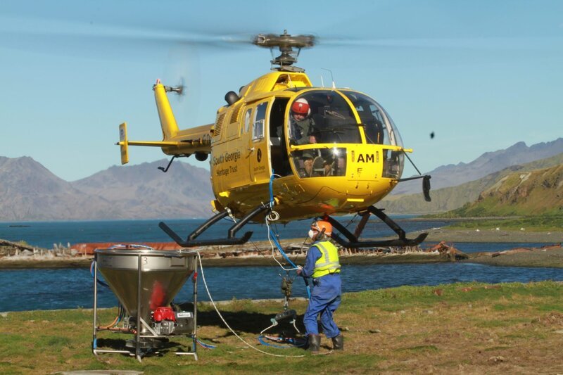 South Georgia Island, Helikopter startet mit Steukorb voller spezieller Rattenköder. – Bild: BR/​Roland Gockel
