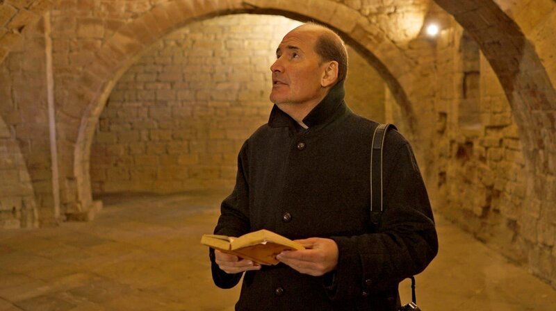 Der Historiker Michael Hesemann sucht nach Spuren des Grals im Felsenkloster San Juan de la Peńa. – Bild: phoenix/​ZDF/​Jörg Rambaum