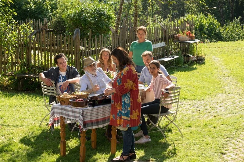 Auf dem Lorenzhof treffen sich Familie und Freunde immer gerne zum gemeinsamen Essen. v.li.: Bastian Pfeiffer (Raban Bieling), Leopold Lorenz (Fred Stillkrauth), Marlene Kleefelder (Charleen Deetz), Eva Lorenz (Eva Mattes), Lena Lorenz (Judith Hoersch), Quirin Pankofer (Jens Atzorn), Julia Obermeier (Liane Forestieri). – Bild: Erika Hauri /​ ZDF