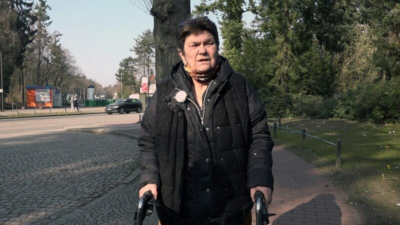 Rentnerin Regina besucht das Grab ihres verstorbenen Verlobten Norbert. Die 69-Jährige hat den Verlust noch immer nicht verkraftet. Sie vermisst Norbert sehr und wird von ihren Emotionen übermannt. – Bild: RTLZWEI