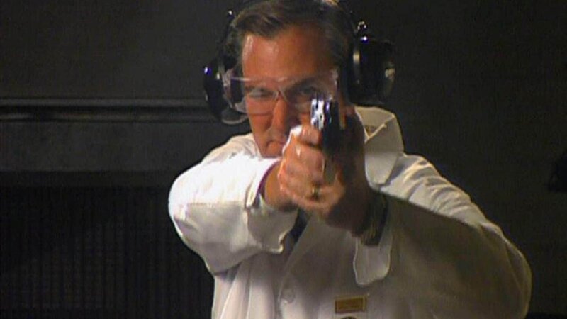 Aus welcher Richtung, welchem Winkel und welchem Abstand wurde der tödliche Schuss abgegeben? Ein Fall für die Ballistik. – Bild: RTL