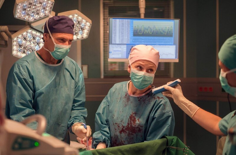 Gemeinsam mit Dr. Sein (Bernhard Bettermann) führt Dr. Ina Schulte (Isabell Gerschke) einen Kaiserschnitt durch. Die Situation wird äußerst kritisch und sie müssen per Telefon eine Entscheidung des Ehemanns einfordern. – Bild: MDR/​Robert Strehler