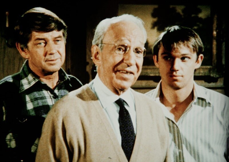 Der Bergwerkbesitzer Guthrie (Lloyd Nolan, M.) hat John (Ralph Waite, l.) und seinem Sohn John-Boy (Richard Thomas, r.) grünes Licht für die Instandsetzung des alten Bergwerks gegeben. – Bild: WARNER BROS. INTERNATIONAL TELEVISION