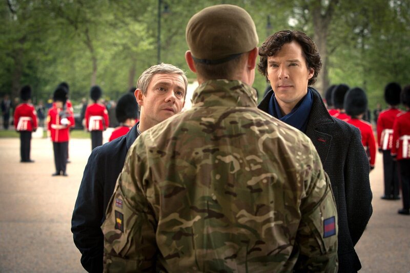 Sherlock (Benedict Cumberbatch, re) und sein Freund John Watson (Martin Freeman, li.) bitten einen Major der Leibgarde der Königin um Zutritt in die Kaserne. – Bild: ARD Degeto/​BBC/​Hartswood Films