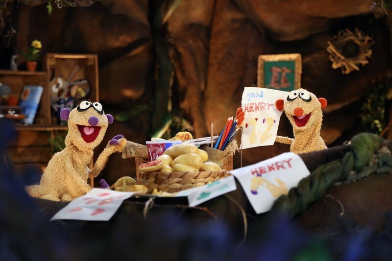 Die Detektive mit Fanpost. – Bild: NDR/​bigSmile