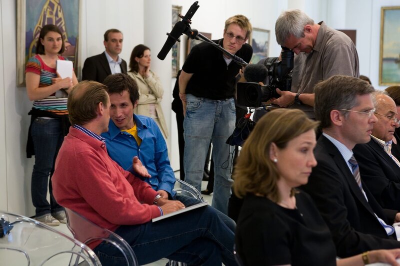 Willi fest im Blick: Regisseur Arne Sinnwell  (Mitte) und Kameramann Stefan Schindler (rechts). – Bild: BR/​Michaela Derra/​Ketterer Kunst