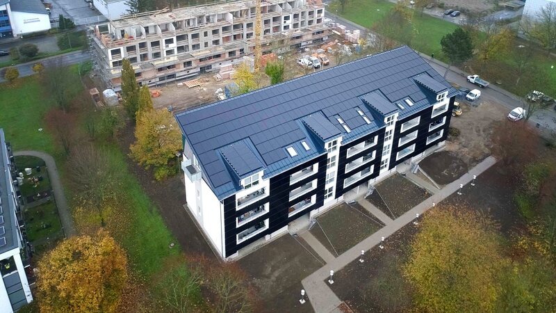 Energieautarkes Mehrfamilienhaus in Aschersleben. Der nächste Plattenbau wird gerade saniert. – Bild: ZDF und Bastian Laucke