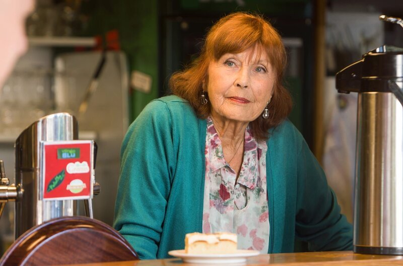 Gisela (Brigitte Grothum, r.), Wirtin des Lokals „Schaluppe“, weiß einiges ihren tot aufgefundenen Stammgast. – Bild: ARD/​Daniela Incoronato