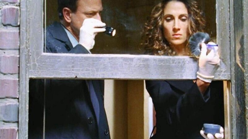 Stella (Melina Kanakaredes) und Mac (Gary Sinise) finden das Fenster, aus dem der tödliche Schuss abgegeben wurde. Ist das auch ein Hinweis auf den Mörder? – Bild: MG RTL D /​ CBS