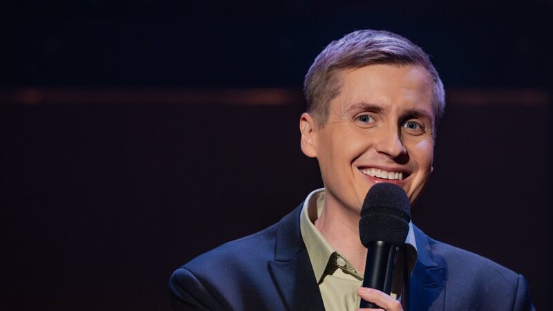 Comedian Till Reiners lädt ein zur Happy Hour – Bild: ZDF/​Hannes Thun