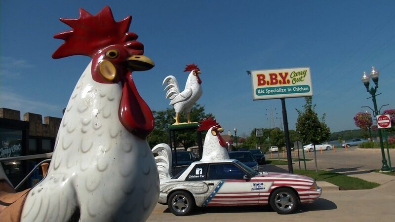 Heute darf Jarrett ein „Chicken-Car“ transportieren. Der überdimensionale Hahn, der an dem Auto befestigt ist, wird dabei aber nicht sein einziges Problem sein. – Bild: 2021 A&E Networks, LLC Lizenzbild frei